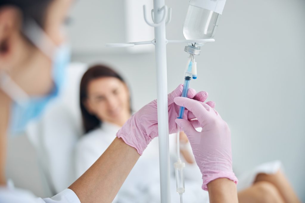 nurse administering IV Therapy Chicago IL